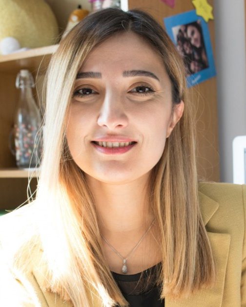 Uzman Psikolog Esra Taşdemiroğlu çalışma ofisinde
